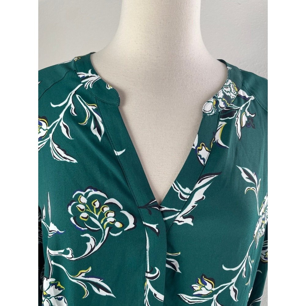 WHBM White House Black‎ Market Large Forest Green Floral V Neck Blouse Top - Picture 2 of 8